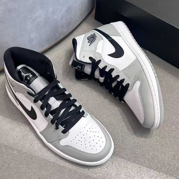 Air Jordan 1  Mid - Picture 4 of 7